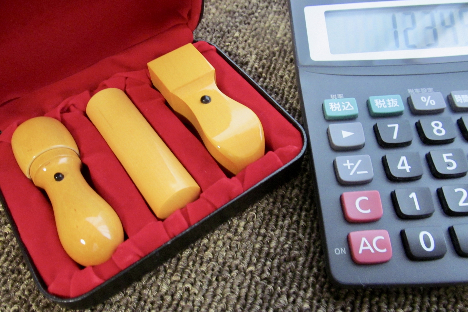 会社設立後の税務届出をサポートする税理士事務所のイメージ画像_法人印3点セットと電卓